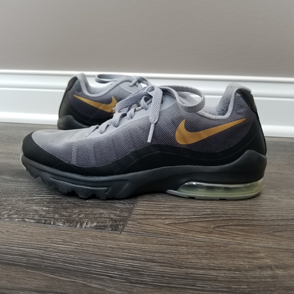 Nike Shoes - Nike Women's Air Max Invigor Print